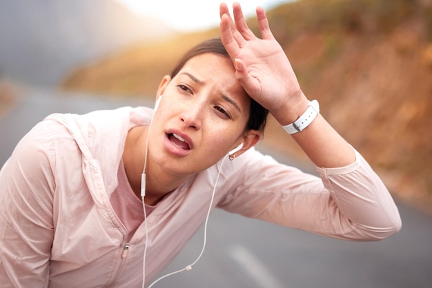 Si vous ne transpirez pas, vous le faites mal Photo d'une jeune femme prenant une pause pendant l'exercice à l'extérieur