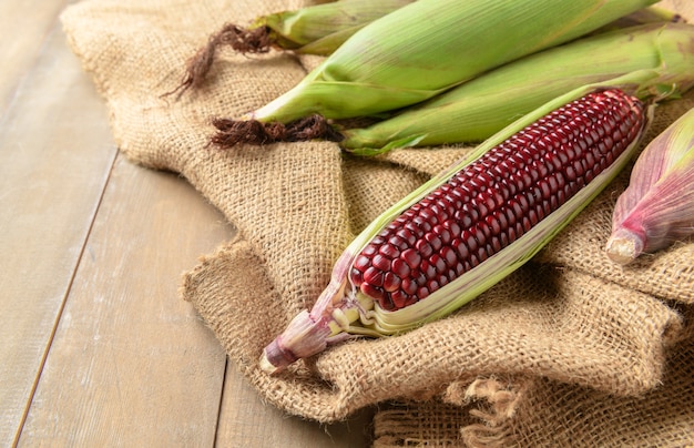 Photo siam ruby queen corn sur fond de bois,