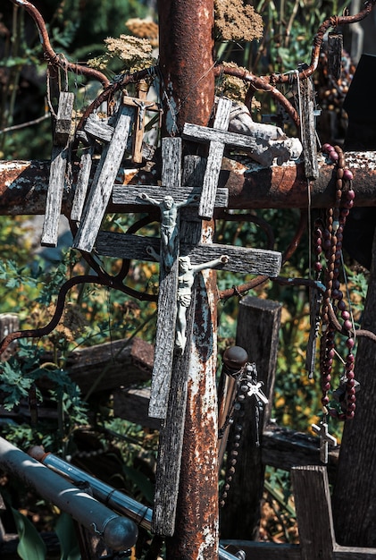 SIAULIAI, LITUANIE - JUL 22, 2018 : la colline des croix est un monument unique de l'histoire et de l'art populaire religieux. Texte sur les croix dans différentes langues - Dieu, protège notre famille, donne la santé.