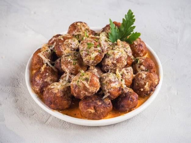 Ðšibbeh bil sanieh, boulettes de viande arabes. Boulettes de viande de viande juteuse aux épices. Vue de dessus.