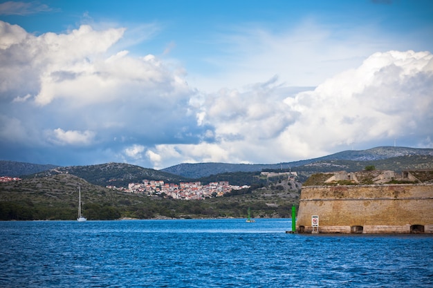 Sibenik est une ville historique et un port sur la côte adriatique en Croatie