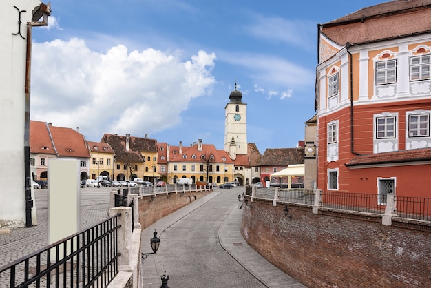 Sibiu centre-ville avec des maisons un pont et une tour avec horloge, la Roumanie