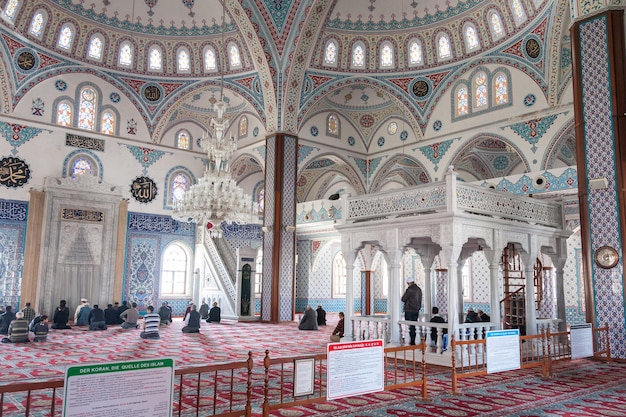 SIDE TURQUIE 19 avril 2012 Les musulmans turcs prient dans une mosquée à Side Turquie