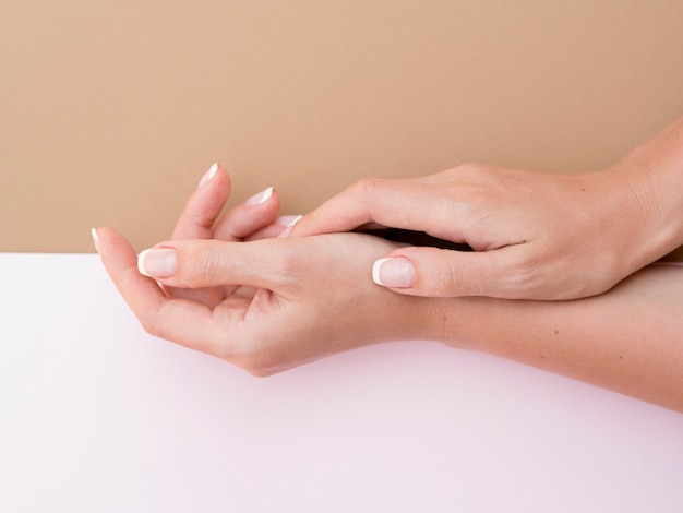 Photo sideview des mains de la femme manucurée