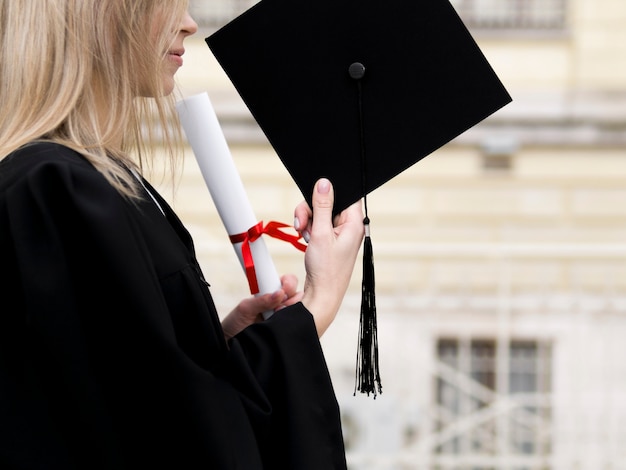 Sideways jeune femme célébrant son diplôme