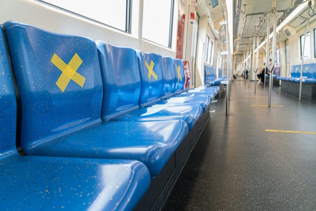 Siège dans le métro du train avec croix jaune pour ne pas s'asseoir pour la distanciation sociale