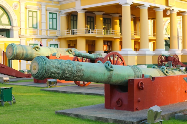 Siège du ministère de la Défense de Thaïlande avec un musée du canon en plein air à Bangkok en Thaïlande