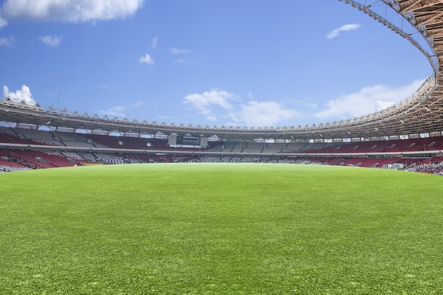 Siège de tribune sur le sport du stade avec fond de ciel bleu