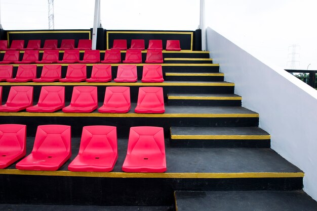 Siège tribune sur le stade sport à midi