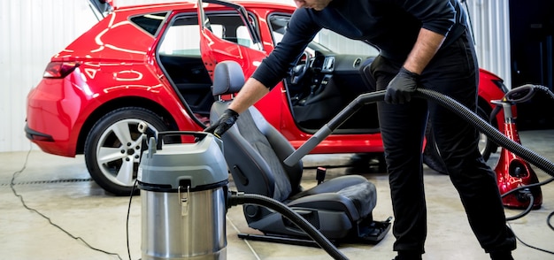 Siège de voiture de nettoyage de travailleur de service de voiture avec aspirateur