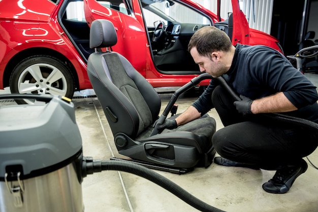 Siège de voiture de nettoyage de travailleur de service de voiture avec aspirateur