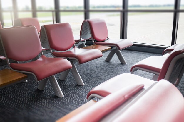 Sièges d&#39;aéroport disponibles dans la salle d&#39;attente