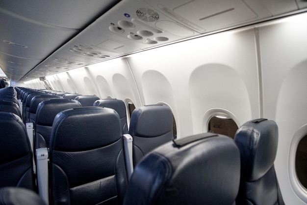 Sièges d'avion passagers vides dans la cabine de l'avion