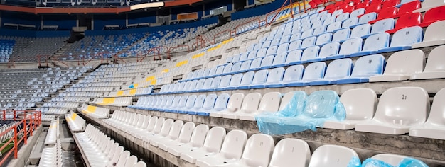 Sièges ou bancs de stade vides en raison d'imprévus