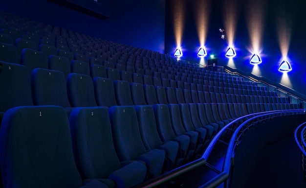 Des sièges bleus vides au cinéma