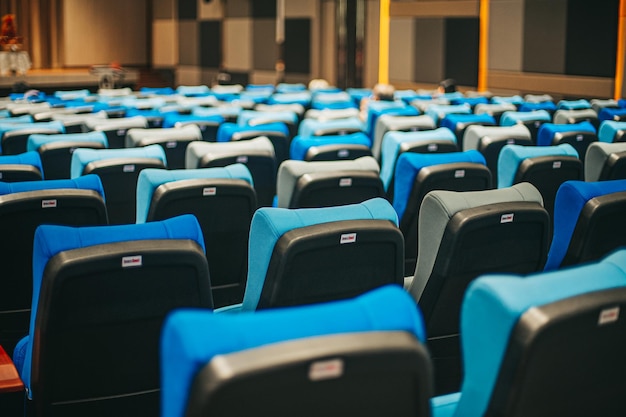 Sièges de cinéma bleus vides, chaises. Vue de perspective
