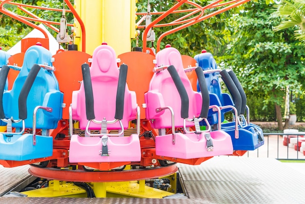 Sièges colorés de montagnes russes au parc d&#39;attractions