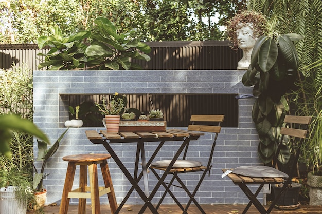 Sièges dans un café-jardin