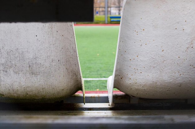 Sièges dans le stade derrière la clôture