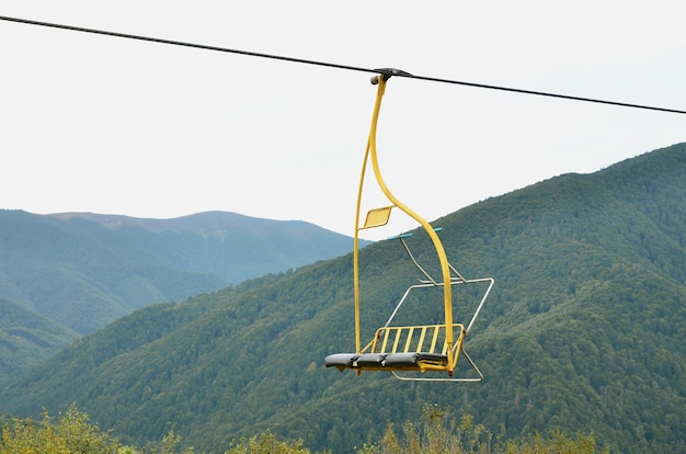 Les sièges du téléphérique sur le fond du mont Makovitsa