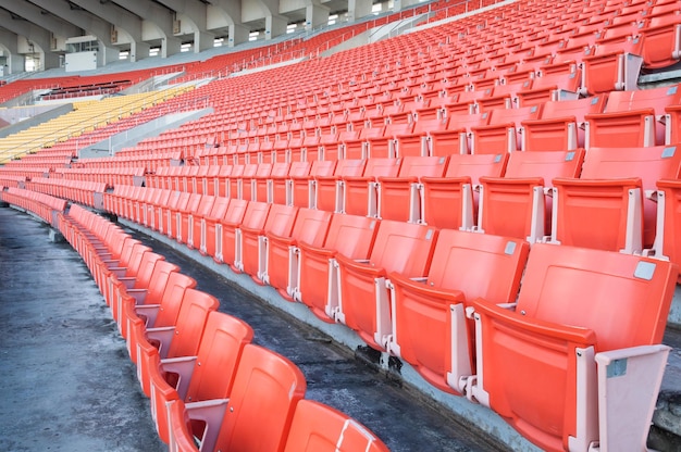 Sièges orange vides au stade Rangées de sièges sur un stade de football