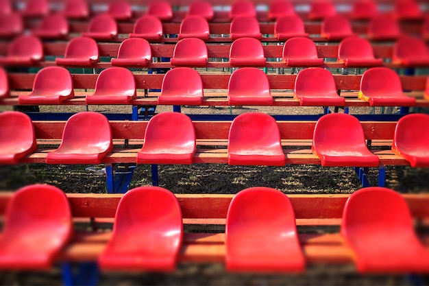 Sièges rouges vides au fond d'objet de stade de sport hd