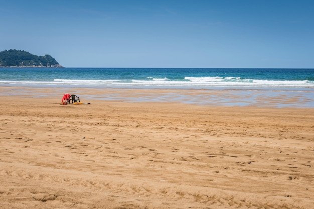 Photo sièges de sauveteurs sur la plage près de l'océan par une belle journée d'été