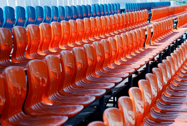 Sièges de stade rouges et bleus vides en arrière-plan de perspective