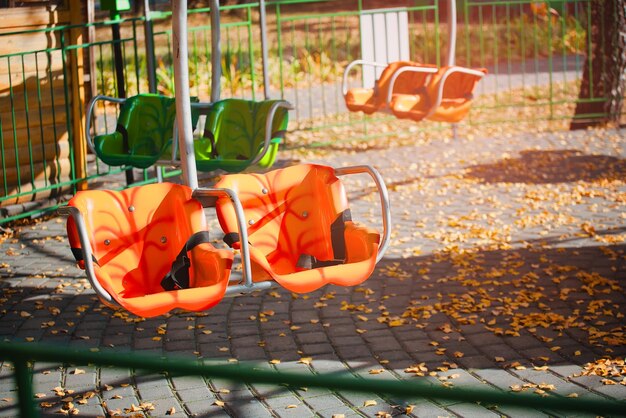 Sièges vides de l'attraction du parc d'attractions Parc d'automne désert