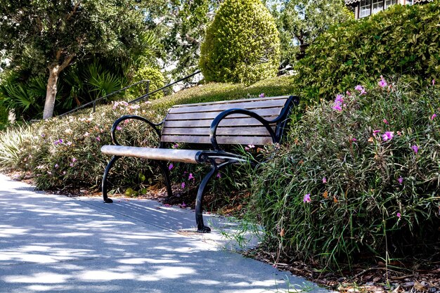 Des sièges vides dans le parc