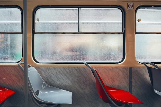 Des sièges vides dans le train pendant la saison des pluies