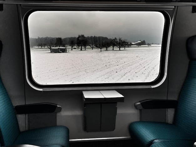 Photo des sièges vides dans un train en suisse