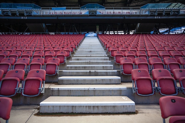 Sièges vides sans spectateurs dans le stade