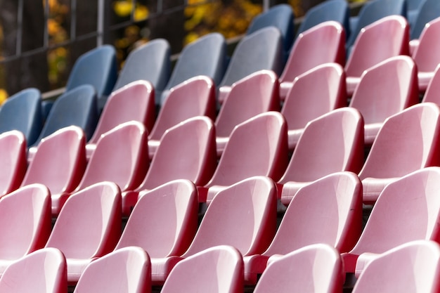 Sièges vides de la tribune du stade