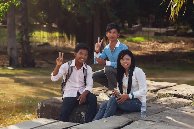 Siem Reap Cambodge février 2014 Certains jeunes sur les ruines de pierre d'Angkor Wat