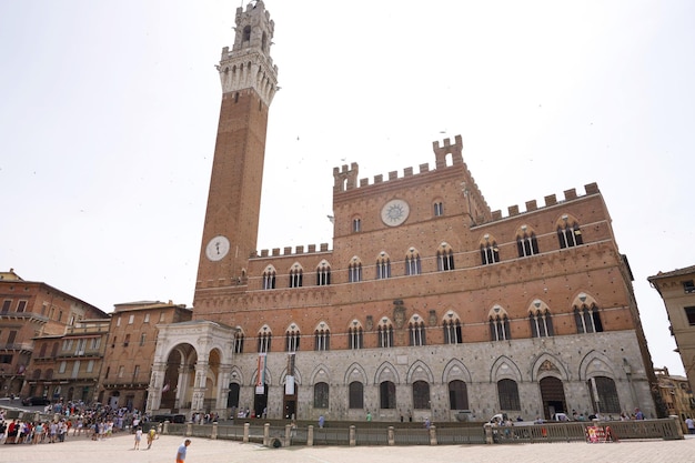 SIENNE ITALIE 22 JUIN 2022 Palais Palazzo Pubblico et sa tour Torre del Mangia dans le centre historique de Sienne Toscane Italie