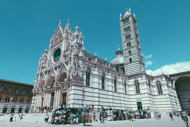 Sienne, Italie - 28 juin 2018 : Vue panoramique de l'extérieur de la cathédrale de Sienne (Duomo di Siena) est une église médiévale de Sienne, dédiée depuis ses premiers jours en tant qu'église mariale catholique romaine