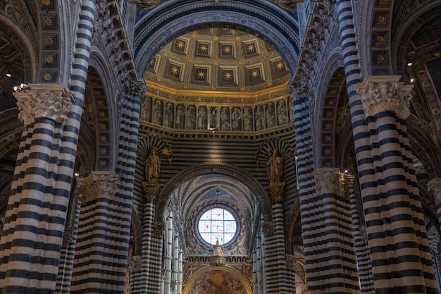 Sienne, Italie - 28 juin 2018 : Vue panoramique de l'intérieur de la cathédrale de Sienne (Duomo di Siena) est une église médiévale de Sienne, dédiée depuis ses premiers jours en tant qu'église mariale catholique romaine