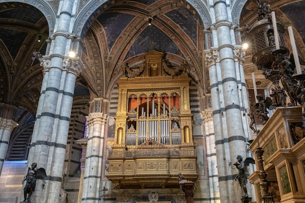 Sienne, Italie - 28 juin 2018 : Vue panoramique de l'intérieur de la cathédrale de Sienne (Duomo di Siena) est une église médiévale de Sienne, dédiée depuis ses premiers jours en tant qu'église mariale catholique romaine