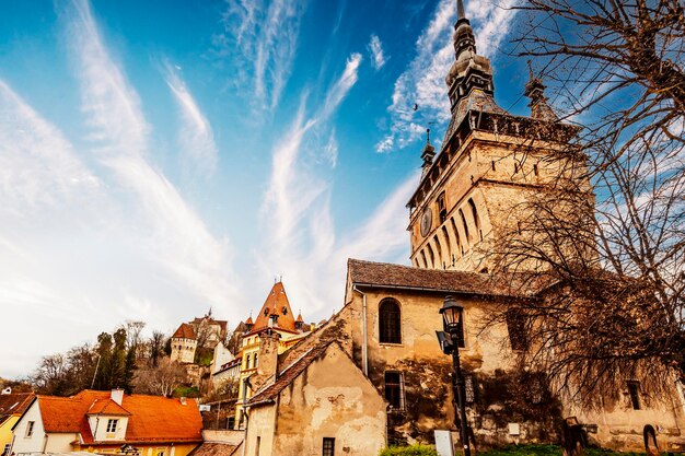 Sighisoara Transylvanie Roumanie avec la célèbre ville fortifiée médiévale et la tour de l'horloge construite par les Saxons Turnul cu ceas