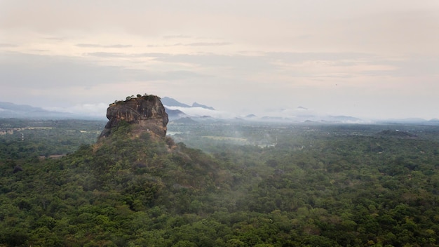 Photo sigiriya rock au sri lanka dans une vue panoramique