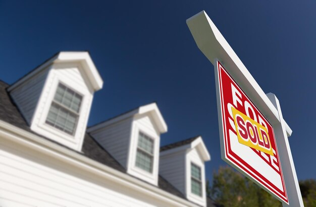 Signage immobilier à vendre devant la nouvelle maison