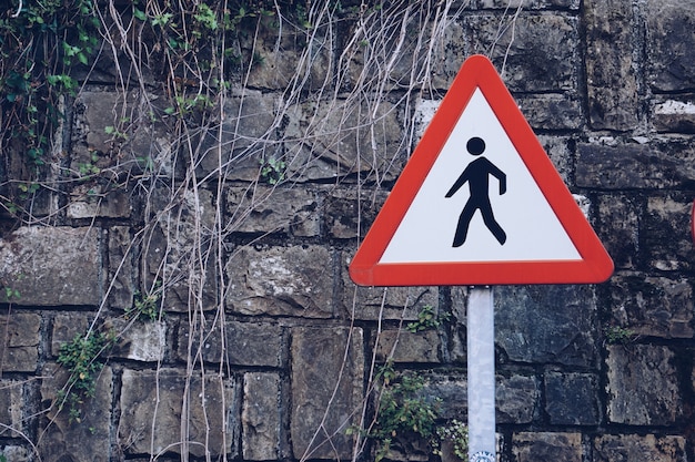 signal de circulation piétonne dans la rue dans la ville