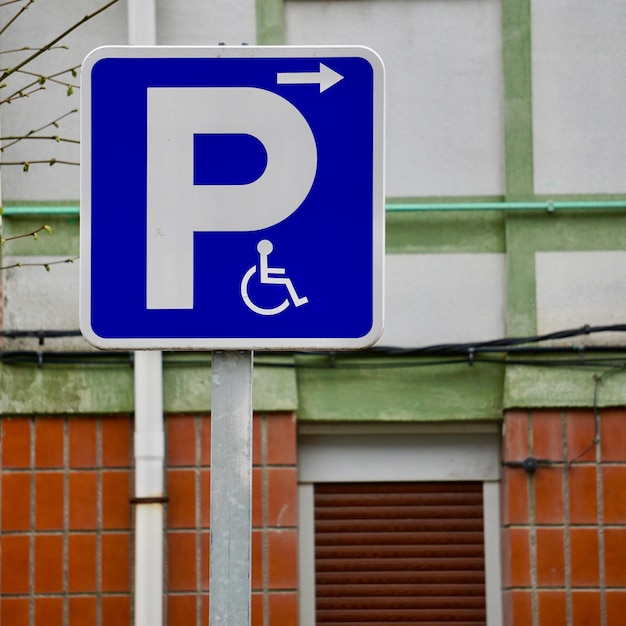 Photo signal de circulation pour fauteuil roulant sur la route