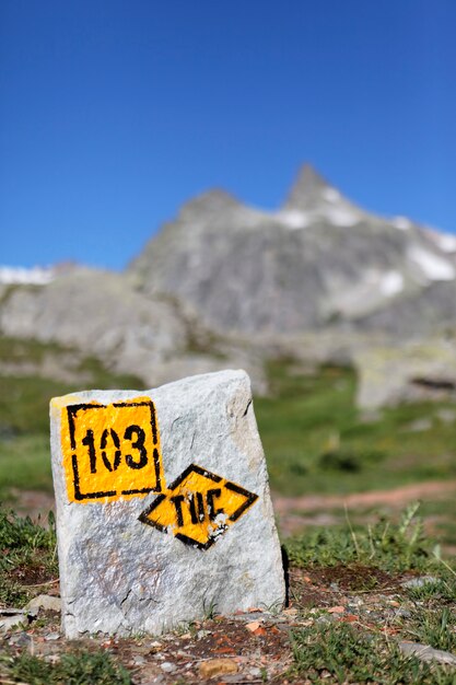 Photo signal en montagne alpine italienne en été