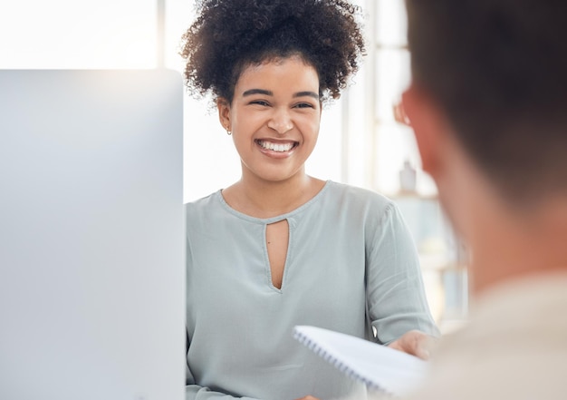 Photo signaler un sourire et une femme d'affaires donnant un document à un responsable tout en travaillant sur un ordinateur travailleur heureux et africain d'entreprise avec des documents pour le marketing tout en parlant à un employé au travail