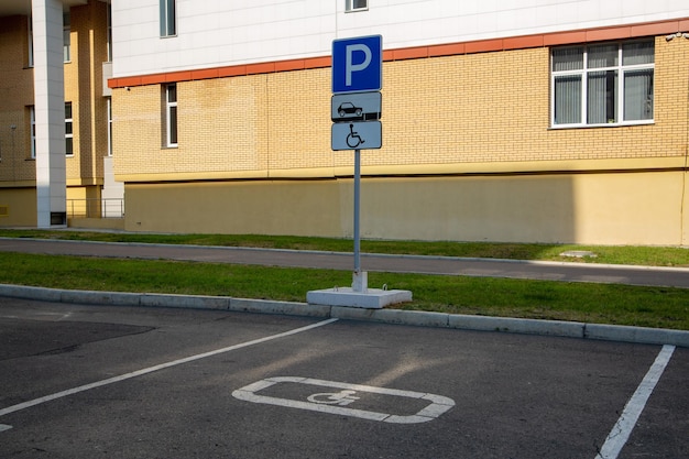 Signalisation routière et marquage pour le stationnement des personnes handicapées dans une rue de la ville