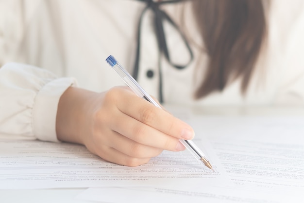 Signature des actes de divorce. Les mains tiennent un stylo sur du papier