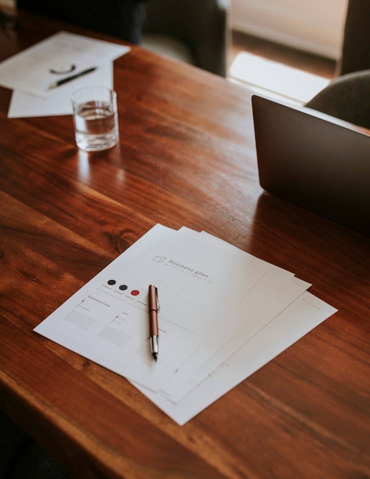 Photo signature de documents dans un bureau sur un bureau en bois