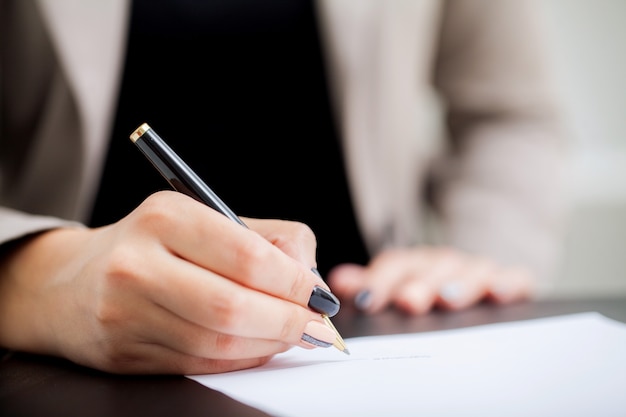 Signature du contrat. Formulaire de document de contrat de femme d'affaires